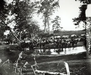 Batería federal cruzando un afluente del río Rappahannock en día de batalla, Cedar Mountain, Virginia, 9 de agosto de 1862